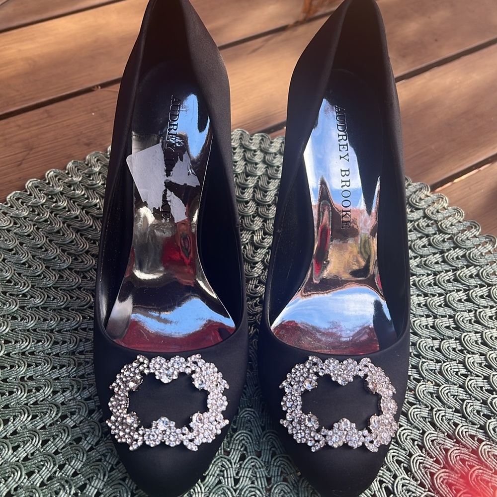 New never worn size 7.5 Audrey Brooke Embellished Dress Pumps, black. 4” heel